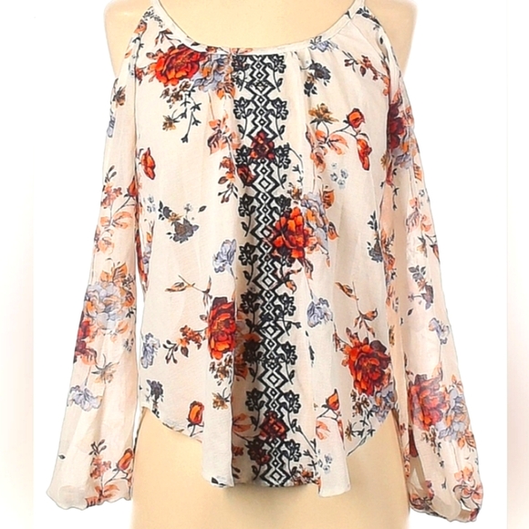 Rewind Tops - BEAUTIFUL DAINTY TOP WITH SHOULDER CUTOUTS size Sm